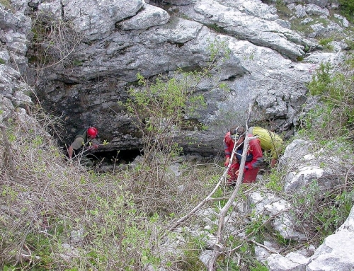 Mala pećina iznad sela Raičeviči cave – Lovćen planina